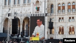 匈牙利首都布达佩斯市长卡拉松尼在抗议建中国大学分校园的集会上发言(路透社2021年6月5日)