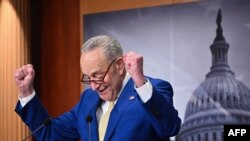 美国会参议院通过了一项对乌克兰、以色列和台湾等盟友的援助开支法案。参议院多数党领袖查克·舒默(Chuck Schumer 右)在国会大厦举行的记者会上。(2024年2月13日)