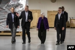 2024年3月27日,在美国财政部长珍妮特·耶伦(中)参观位于佐治亚州诺克罗斯的太阳能电池公司苏尼瓦时,该公司的首席执行官马特·卡德(左二)与她交谈。