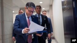 Ketua DPR AS Mike Johnson tiba untuk berbicara dengan sejumlah awak media setelah melakukan pertemuan tertutup mengenai RUU anggaran di Gedung Capitol, Washington, pada 11 Februari 2025. (Foto: AP/J. Scott Applewhite)