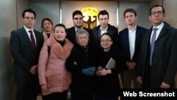 黄琦85岁高龄母亲与五国驻成都外交官会晤(维权网照片)