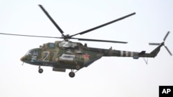 资料照片：俄军一架米-8直升机在俄罗斯占领的顿涅茨克地区上空飞行。(2022年9月8日)