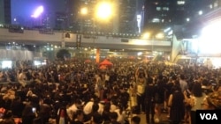 数万港人连续第3天通宵留守金钟中环(美国之音图片/海彦拍摄)