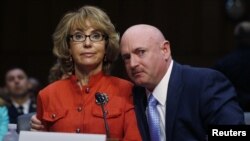 美国国会前众议员吉福兹(左)2013年1月30日在参议院司法委员会就枪支和暴力问题举行的听证会上坐在她的丈夫旁边,首先发言。