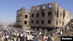 2015年3月31日也门: 人们聚集在遭沙特为首联军空袭的现场