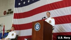 理查森上将（右）接纳戴维森上将（左）建议宣布启用第二舰队 （2018年5月4日）