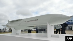 在获得伦敦方面的批准后,乌克兰据信首次向俄罗斯发射英国提供的“暴风影”巡航导弹。图为今年范堡罗国际航展所展示的“暴风影”。(法新社:2024年7月22日)