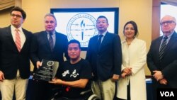 89“六四”事件幸存者方政从美国联邦众议员史密斯手中接过共产主义受难者基金会人权奖(美国之音萧雨拍摄)