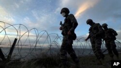 韩国海军陆战队士兵在延坪岛巡逻。(2020年9月24日)