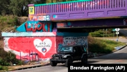 资料照片: 发生恐怖袭击案的佛罗里达州彭萨科拉海军航空基地的入口。(2019年12月7日)