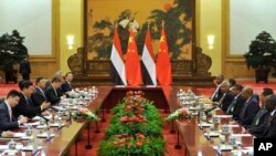 中国国家主席习近平(左二)与苏丹总统巴希尔(右三)在北京人大会堂会晤时交谈。(2015年9月1日)