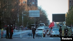 因发现新冠疫情,北京的一个居民小区被保安封控。(2021年11月11日)