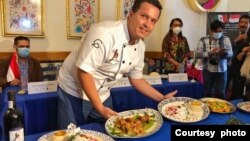 Salah satu perayaan "Bulan Warisan Budaya Hispanik" keluarga keturunan Indonesia dan Meksiko di AS (foto: courtesy).