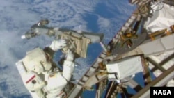 特里.维尔茨在太空完成了架设天线等任务(美国航天局视频截图)