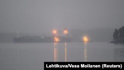 2024 年 12 月 28 日，鹰S号油轮由拖船护送至芬兰湾波尔沃市附近的基尔皮拉赫蒂港。