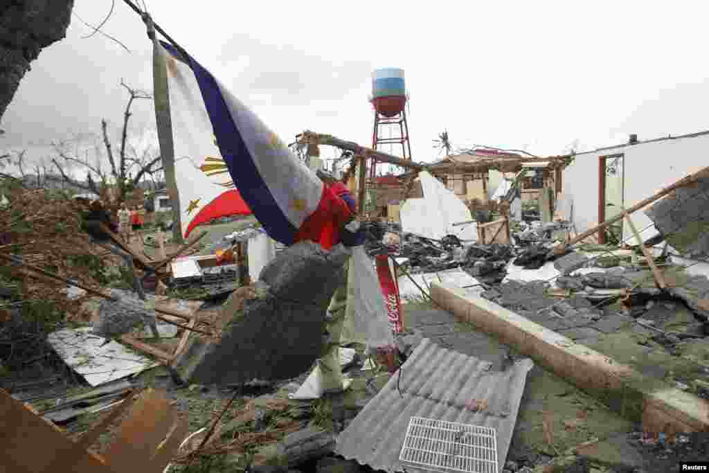 uốc kỳ Philippines nằm trong đống đổ nát của nhà cửa ở thành phố miền trung Tacloban sau khi siêu bão Haiyan ập vào, ngày 9/11/2013. 