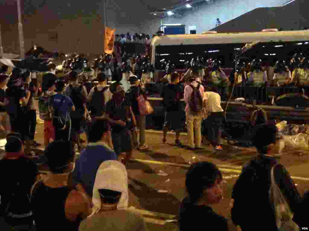 星期一凌晨金钟附近仍有数万市民学生坚守（美国之音海彦拍摄）