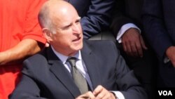 加州州长布朗签署法案的档案照(美国之音国符拍摄)