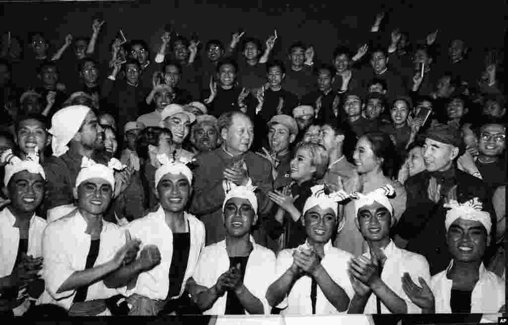 毛泽东和林彪(第二排,右侧)观看芭蕾舞剧《白毛女》后和演员合影(1967年4月24日)