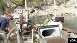 操作河床上的吸泥机(美国之音国符拍摄)