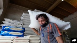 2023年8月10,泰国曼谷一工人在扛运稻米。