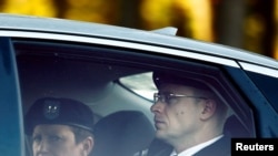 贝格达尔(右)在针对他的军事法庭量刑听证的第八天抵达位于北卡州布拉格堡的法庭。(2017年11月3日)