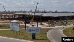 位于巴西卡马萨里市的比亚迪新电动汽车 (EV) 工厂的建筑工地。(2024年11月17日)