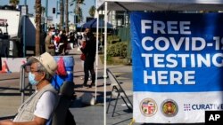 Người dân chờ đợi để được xét nghiệm COVID-19 ở Los Angeles.