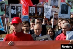 俄罗斯总统普京在卫国战争胜利日阅兵式期间走在游行队伍中。(2022年5月9日)