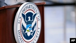 资料照片:国际乘客抵达迈阿密国际机场时看到的一个美国国土安全部的标识牌。(2020年11月20日)