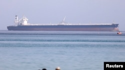 资料照片:一艘油轮准备驶入苏伊士运河。(2020年9月25日)