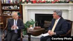 美国联邦参议员加德纳(Sen. Cory Gardner, R-CO)2018年12月12日与中国驻美大使崔天凯举行会谈。
