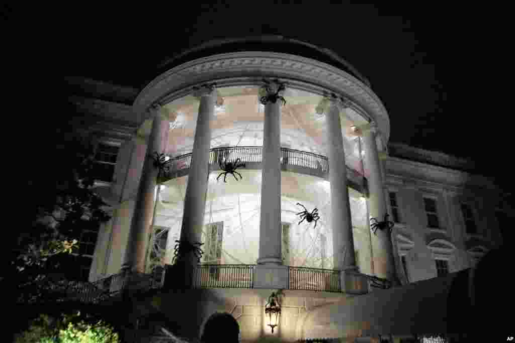 白宫装饰着蜘蛛网、蝙蝠和刻有乔治&middot;华盛顿等前总统形象的橘黄色大南瓜，招待参加万圣节前夜活动的特别来宾(2017年10月31日)。