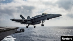 一架美国海军F/A-18E超级大黄蜂(Super Hornet)2016年6月28日从航行在地中海的德懷特·D·艾森豪號航空母艦的飞行甲板上起飞。