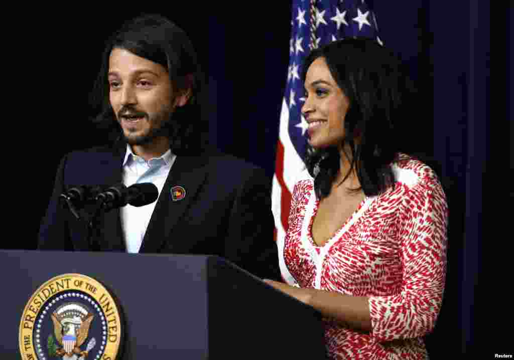 2014年3月19日,演员迭戈·卢纳(Diego Luna)和罗萨里奥·道森(Rosario Dawson,右)在华盛顿白宫举行的电影“塞萨尔·查韦斯”(Cesar Chavez)放映会上。不久前罗萨里奥·道森说,她是别人不当性行为的受害者。