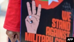 示威者在雅加达举行东盟峰会的建筑物外抗议缅甸军事政变。(2021年4月24日)