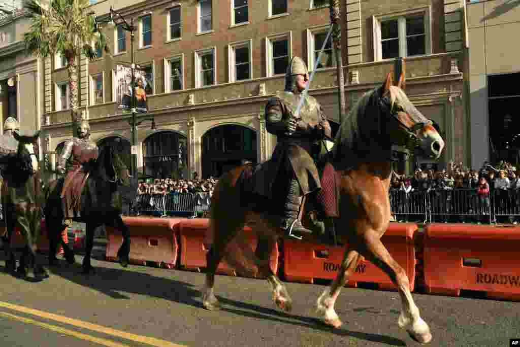 在电影《亚瑟王:斗兽争霸》"King Arthur: Legend of the Sword" )的世界首映式上,穿着骑士服装的演员抵达洛杉矶TCL中国剧院(2017年5月8日)。该影片5月12号在美国和中国大陆同时上映。5月20日,其豆瓣评分是7.5,评价人数15158