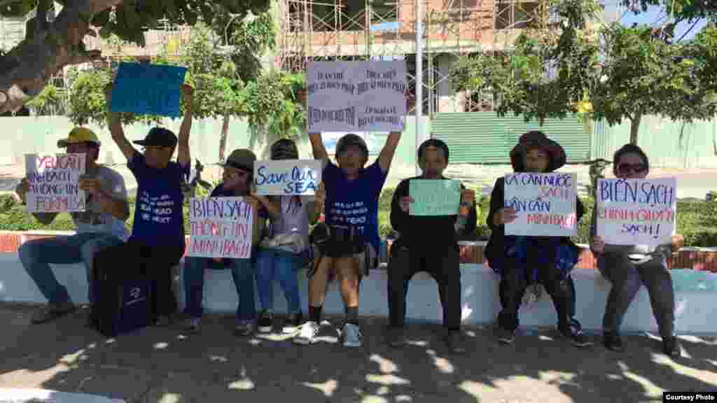 Người biểu tình cầm các biểu ngữ như “Yêu cầu minh bạch thông tin Formosa”, “Biển sạch, chính quyền sạch!”, "Vì cá, vì nước, cả nước xuống đường" hay "Trả cho tôi cá và biển sạch".  