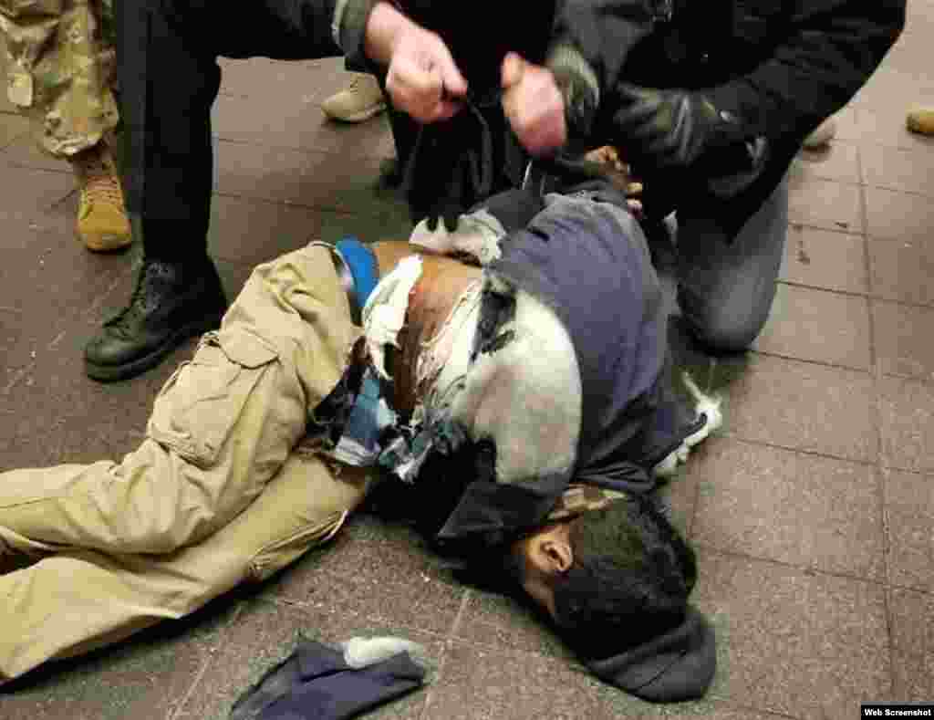 肇事嫌犯阿卡叶德·乌拉倒在地上。现场初步调查显示,这起爆炸是由挂在他身上的管状爆炸装置引发,这是个低技术爆炸装置。 执法当局说,他故意引爆了那个装置,但炸早了,这是一起自杀式爆炸案。