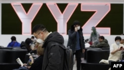 加拿大多伦多皮尔逊机场的旅客有不少戴着防疫口罩。(2020年1月26日)