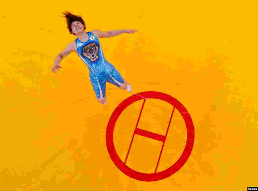 Saori Yoshida của Nhật Bản sung sướng sau khi đánh bại Tonya Lynn Verbeek của Canada trong trận chung kết môn vật tự do nữ 55 cân. 9/8/2012.