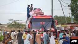 法新社于2023年9月21日拍摄的这张照片显示,阿富汗难民登上从巴基斯坦卡拉奇前往阿富汗的巴士。在阿富汗数十年的战争中,数百万阿富汗人涌入巴基斯坦。
巴基斯坦于2023年10月3日下令无证移民在11月1日之前离境。 (法新社图片)