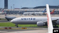 资料照:北京机场上停着一架美国联合航空公司的波音777飞机。(2018年7月25日)