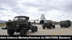 资料照片:首批俄罗斯S-400导弹防御体系抵达安卡拉附近的阿肯哲空军基地后进行卸货。(2019年7月12日) 
