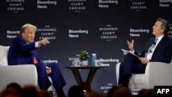 2024年10月15日,美国前总统、共和党总统候选人唐纳德·特朗普在芝加哥经济俱乐部接受彭博社主编约翰·米克尔思韦特的采访。(法新社)