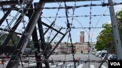 位于台湾总统府前凯达格兰大道中央的“拒马”路障(美国之音申华拍摄)