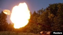 巴赫穆特前线附近的乌军使用从俄军缴获的T-80坦克开火。(2023年6月19日)