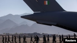 印度士兵在拉达克地区的一个前沿空军基地从一架军用运输机上下机。(2020年9月15日)