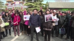 马航MH370中国乘客家属为亲人祈福 马航MH370中国乘客家属为亲人祈福