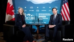 在加拿大魁北克夏洛瓦的七国集团外长会议上,加拿大外长梅拉尼·乔利与美国国务卿马尔科·卢比奥举行会谈。(2025年3月13日)